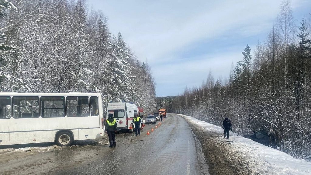 Под Нижним Тагилом иномарка объезжала выбоину и врезалась в автобус (ФОТО)